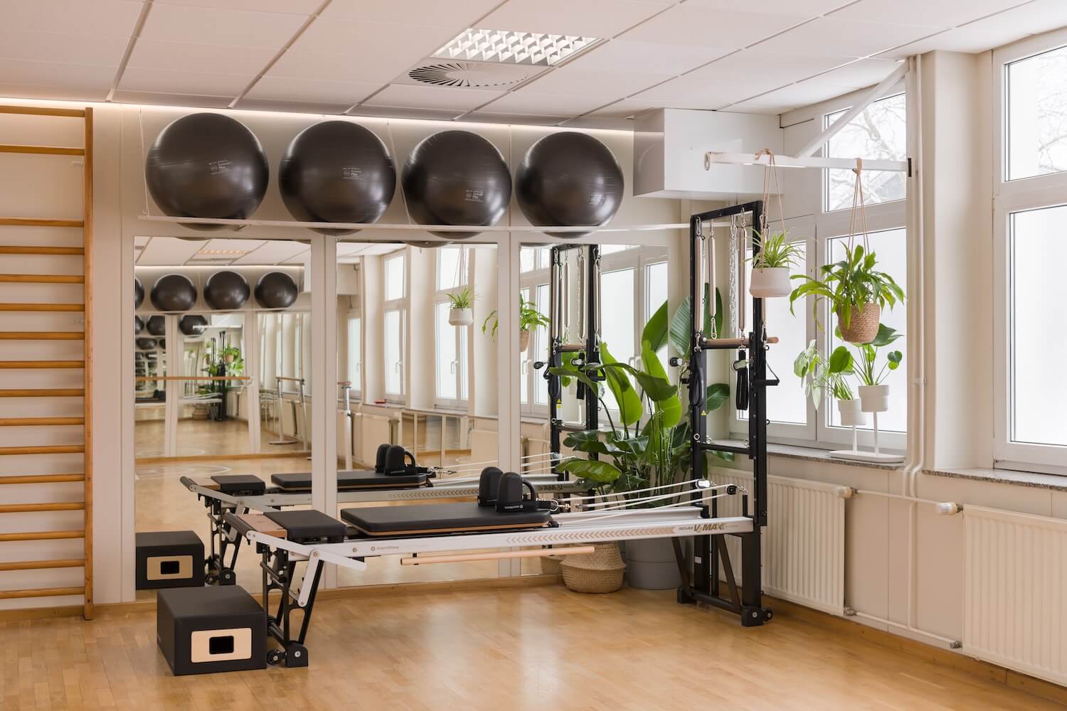 Merrithew Reformer Rehab V2 Max PLUS™ – profesionalna naprava za rehabilitacijo, prenatalno in postnatal vadbo ter pilates (novo v Vita Fit Kamnik)